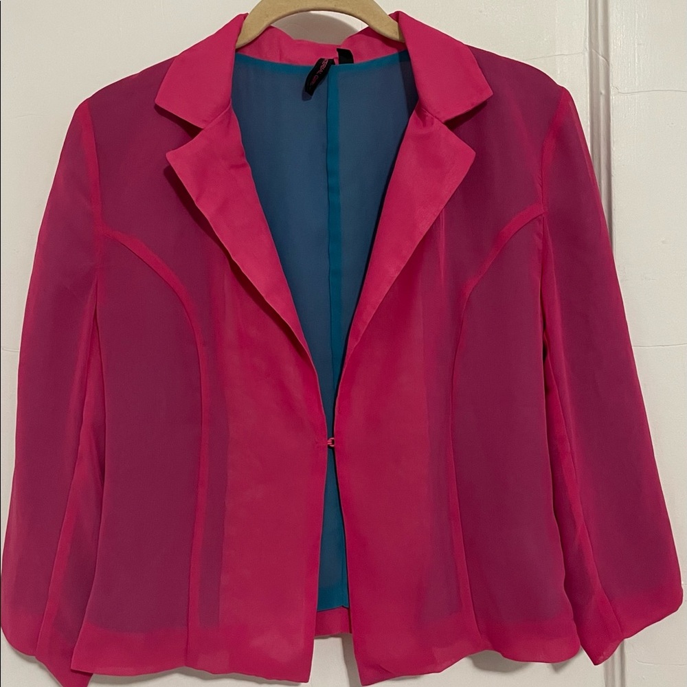 Light two toned blazer. Great buy! Easy to care for. Looks like new